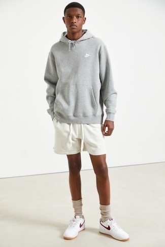 Как носить серый худи с белыми шортами мужчине