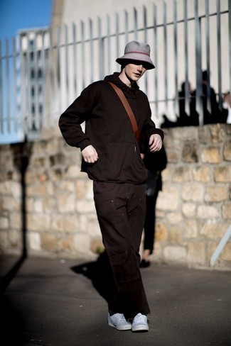 С чем носить серую панаму в горизонтальную полоску мужчине