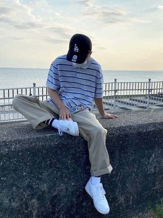 С чем носить серую футболку-поло в горизонтальную полоску мужчине