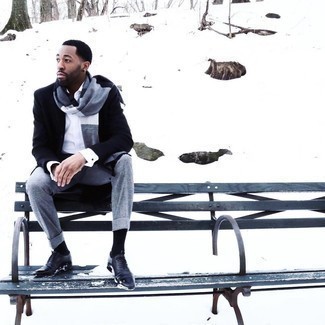 С чем носить серый шарф в горизонтальную полоску мужчине