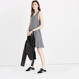 С чем носить серую майку в горизонтальную полоску женщине