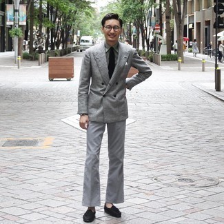 Как носить серый двубортный пиджак с узором "гусиные лапки" с серыми джинсами мужчине