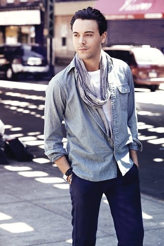 С чем носить серый шарф с узором "гусиные лапки" мужчине
