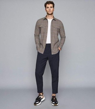 С чем носить серую рубашку с узором "гусиные лапки" мужчине