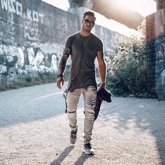 Какие кроссовки носить с серыми джинсами мужчине