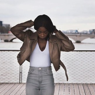 Какие косухи носить с серыми джинсами женщине