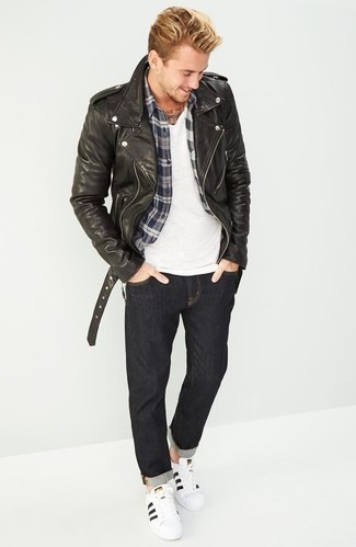 Какие косухи носить с серыми джинсами мужчине