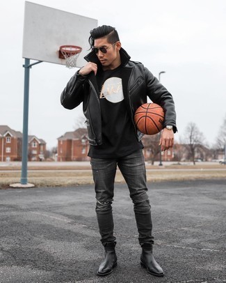 Какие косухи носить с серыми джинсами мужчине