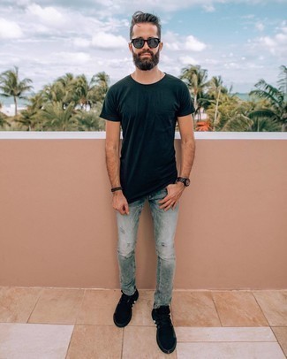 Как носить серые джинсы с черными кроссовками мужчине