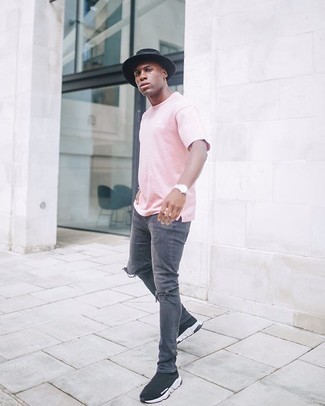 Как носить серые джинсы с черными кроссовками мужчине