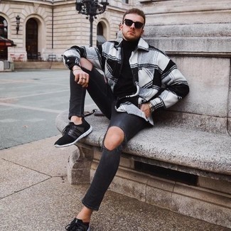 Как носить серые джинсы с черными кроссовками мужчине