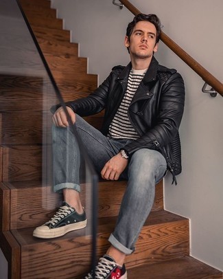 Как носить серые джинсы с черными низкими кедами из плотной ткани мужчине