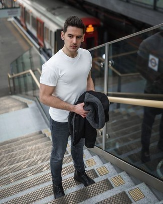 Как носить серые джинсы с черными кожаными повседневными ботинками мужчине