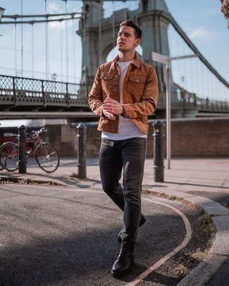 Как носить серые джинсы с черными кожаными повседневными ботинками мужчине