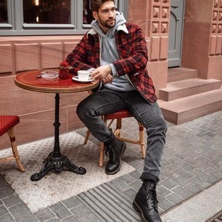 Как носить серые джинсы с черными кожаными повседневными ботинками мужчине