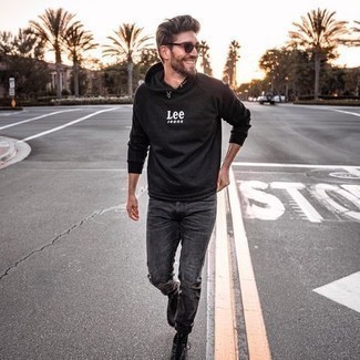 Как носить серые джинсы с черными кожаными повседневными ботинками мужчине