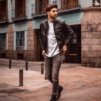 Как носить серые джинсы с черными кожаными повседневными ботинками мужчине