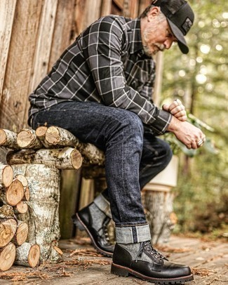 Как носить серые джинсы с черными кожаными повседневными ботинками мужчине