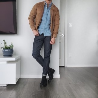 Как носить серые джинсы с черными кожаными повседневными ботинками мужчине