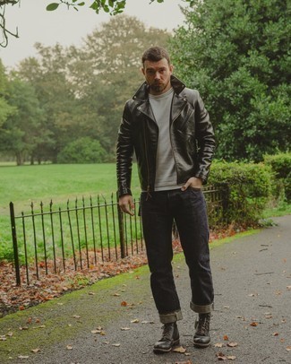 Как носить серые джинсы с черными кожаными повседневными ботинками мужчине