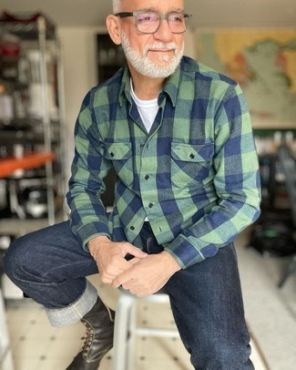 Как носить серые джинсы с черными кожаными повседневными ботинками мужчине