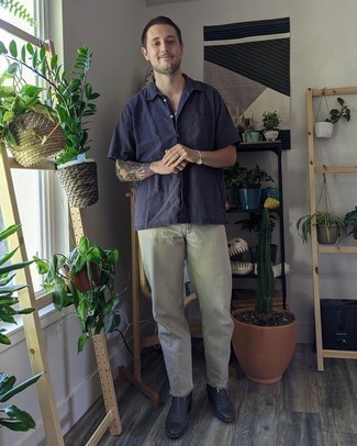 Как носить серые джинсы с черными кожаными ботинками челси мужчине