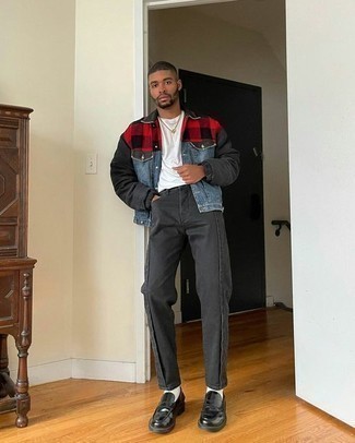 Как носить серые джинсы с черными кожаными лоферами мужчине