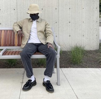 Как носить серые джинсы с черными кожаными лоферами мужчине