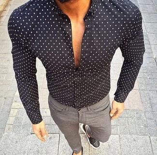 Как носить серые джинсы с черными кожаными лоферами мужчине