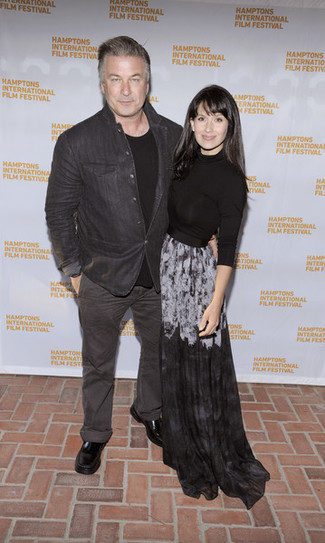 Как носить серые джинсы с черными кожаными лоферами мужчине