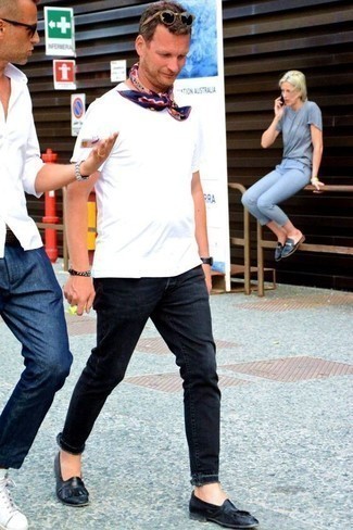 Как носить серые джинсы с черными кожаными лоферами мужчине