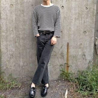 Как носить серые джинсы с черными кожаными лоферами мужчине