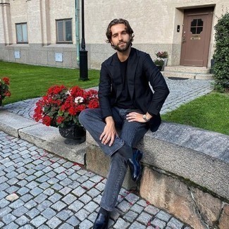 Как носить серые джинсы с черными кожаными лоферами мужчине