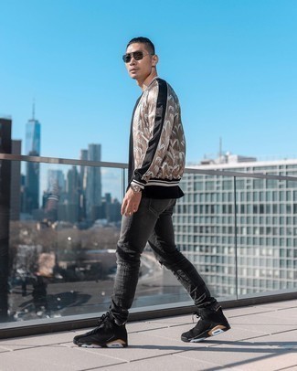 Как носить серые джинсы с черными кожаными низкими кедами мужчине