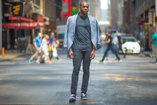 Как носить серые джинсы с черными низкими кедами мужчине