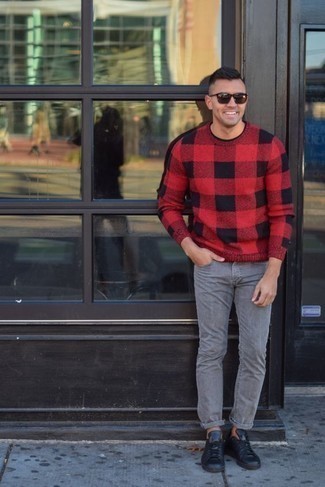 Как носить серые джинсы с черными низкими кедами мужчине