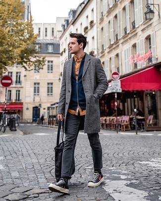 Как носить серые джинсы с черными низкими кедами мужчине