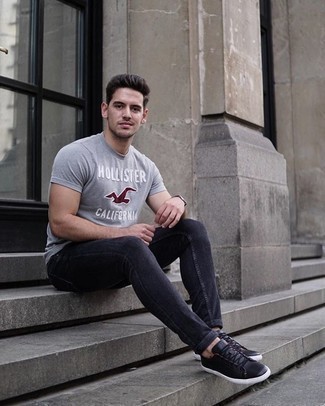 Как носить серые джинсы с черными низкими кедами мужчине