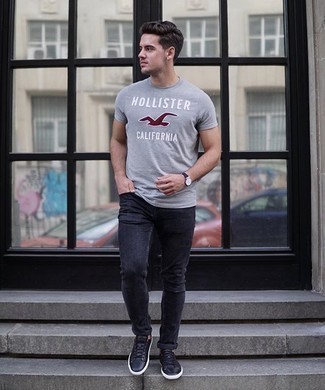 Как носить серые джинсы с черными низкими кедами мужчине