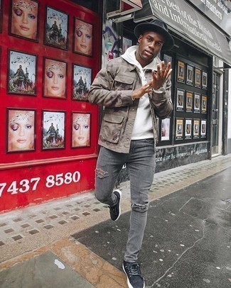 Как носить серые джинсы с черными низкими кедами мужчине