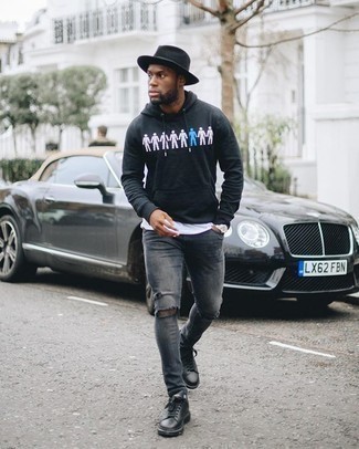 Как носить серые джинсы с черными низкими кедами мужчине