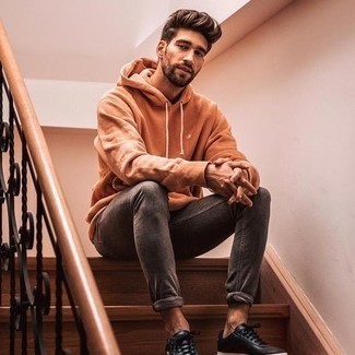 Как носить серые джинсы с черными низкими кедами мужчине