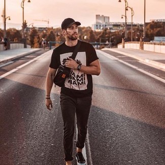 Как носить серые джинсы с черными низкими кедами мужчине