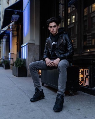 Как носить серые джинсы с черными низкими кедами мужчине