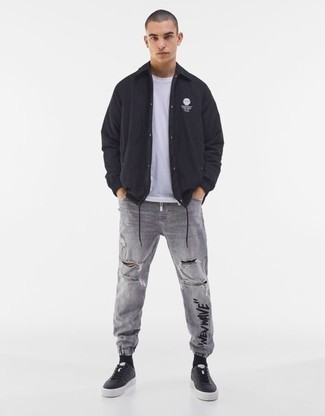 Как носить серые джинсы с черными низкими кедами мужчине