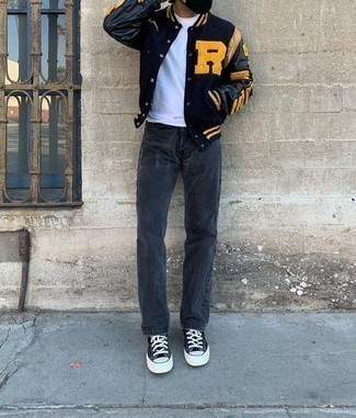 Как носить серые джинсы с черными низкими кедами мужчине