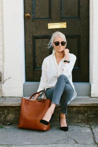 Как носить серые джинсы с черными замшевыми туфлями