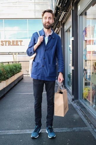 Как носить серые джинсы с синей курткой-рубашкой мужчине