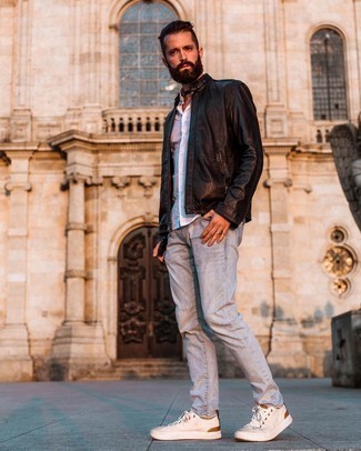 Какие бомберы носить с серыми джинсами мужчине