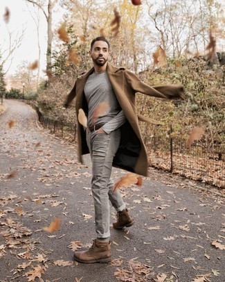 Как носить серые джинсы с коричневыми кожаными повседневными ботинками мужчине